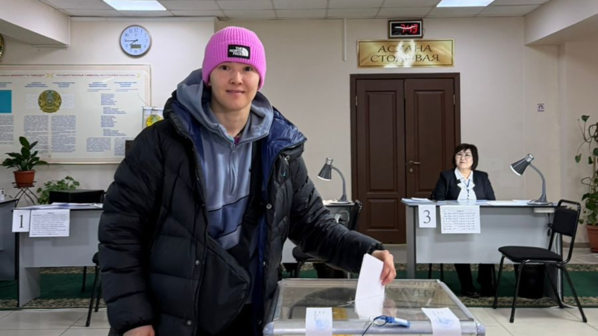 Бронзовый призер Олимпийских игр в Париже Назым Кызайбай проголосовала на референдуме