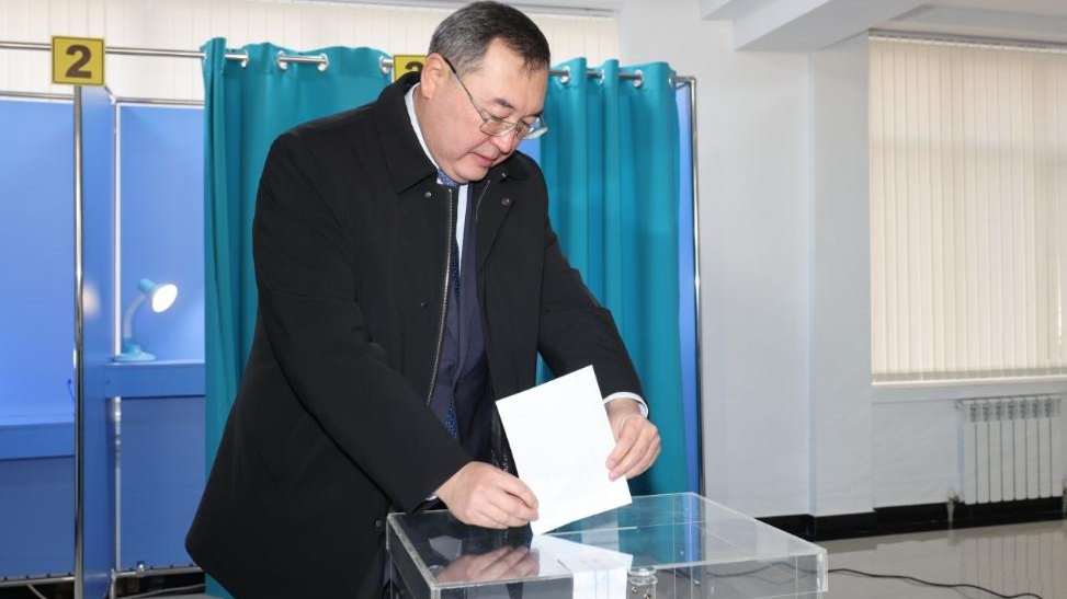 Аким Алматинской области Марат Султангазиев принял участие в республиканском референдуме