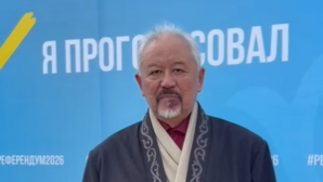 Поэт Адильгазы Кайырбеков одним из первых проголосовал на референдуме в Алматы