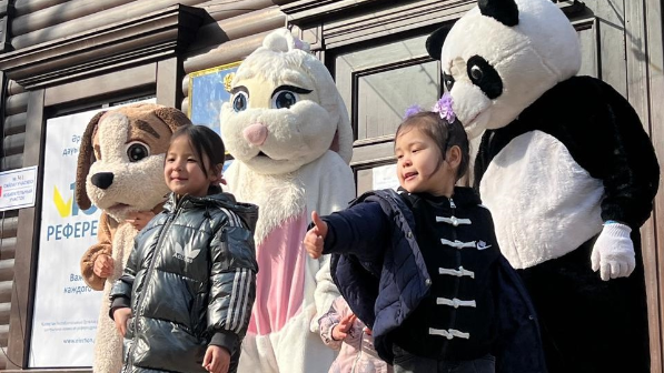 Ростовые куклы и кукольный театр встретили семьи на одном из избирательных участков в Алматы