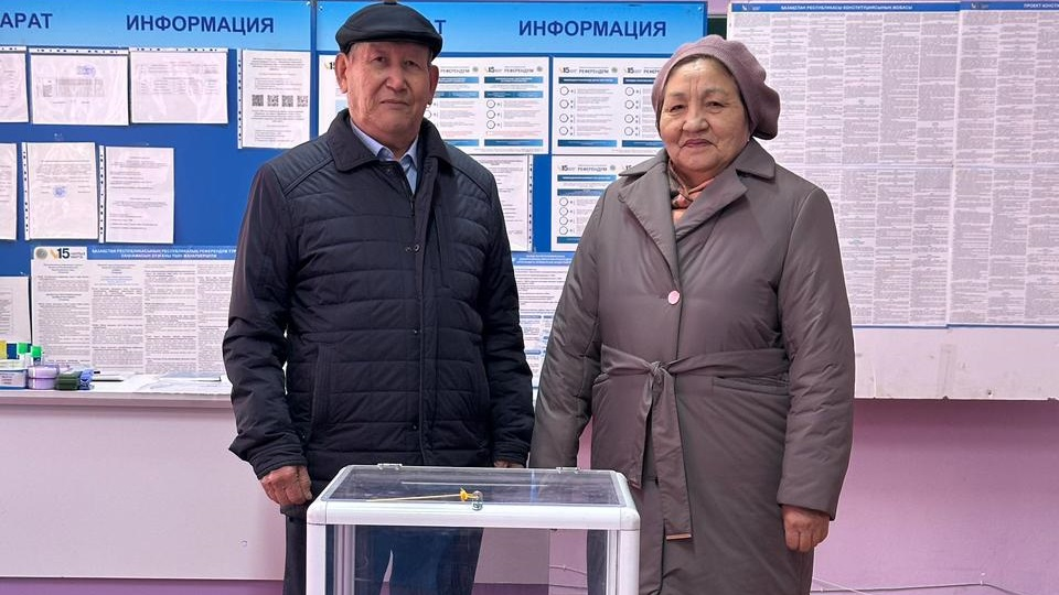 Супружеская пара из династии железнодорожников проголосовала в Алматы