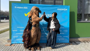 На избирательном участке в Алматы маскот в костюме Беркутa радует избирателей