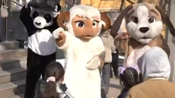 Первая половина дня референдума в Алматы: супергерои, национальные костюмы и ростовые куклы