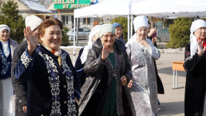 Жители старшего поколения в национальных костюмах пришли на голосование в микрорайоне Думан в Алматы