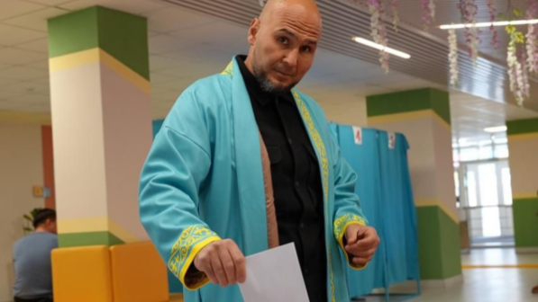 Президент Naiza FC Нурбек Карабала проголосовал на своём участке и встретился с фанатами