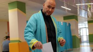 Президент Naiza FC Нурбек Карабала проголосовал на своём участке и встретился с фанатами