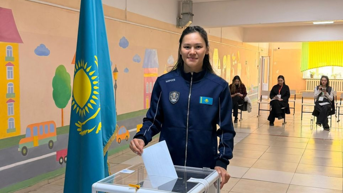В Алматы проголосовала двукратная чемпионка мира Алуа Балкыбекова