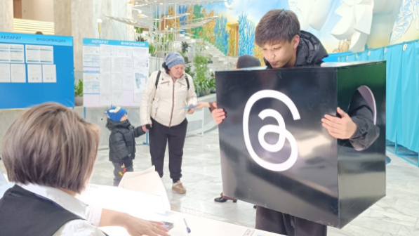 Человек в костюме Threads пришел голосовать в Алматы и сделал мем живым
