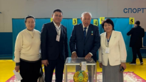 Известная писательница Сауле Досжан приняла участие в референдуме