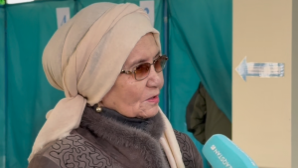 Писательница Зейнеп Ахметова проголосовала на референдуме в Медеуском районе Алматы
