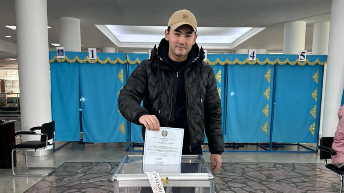 Певца Куандыка Рахыма заметили на участке для голосования в Алматы