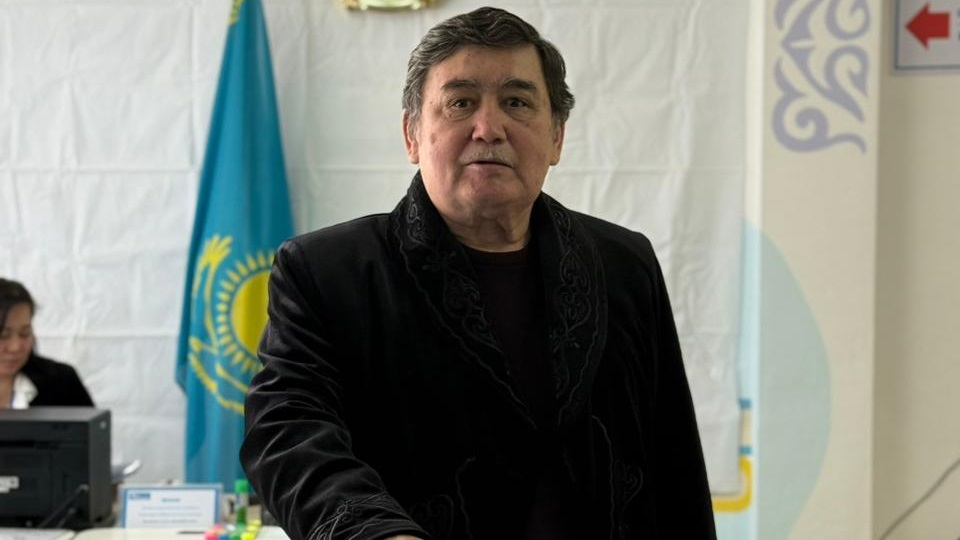 Писатель Кали Сарсенбай принял участие в общенациональном референдуме