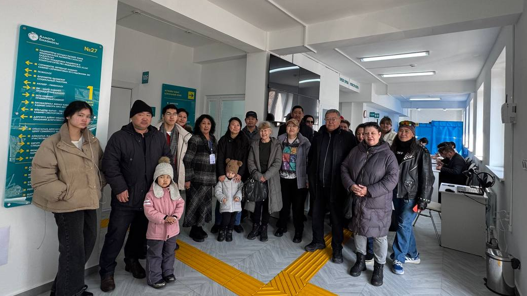 Алматинцы приходят на референдум голосовать вместе с соседями