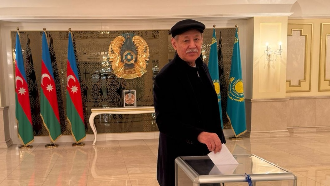 Известный художник из Алматы Алпысбай Казгулов проголосовал на референдуме в посольстве Казахстана в Баку