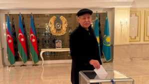Известный художник из Алматы Алпысбай Казгулов проголосовал на референдуме в посольстве Казахстана в Баку