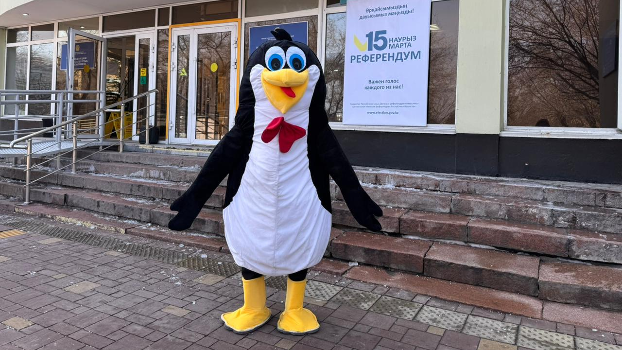 «Пингвин» на референдуме: необычный избиратель появился на участке в Алматы