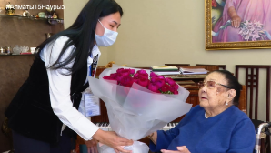 Легендарная оперная певица Бибигуль Тулегенова проголосовала на референдуме в Алматы