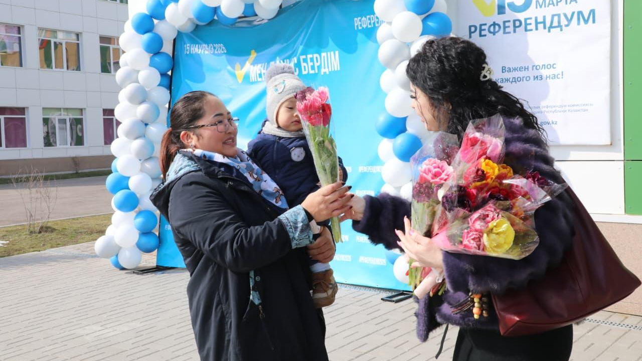 На некоторых участках референдума в Алматы женщинам дарили цветы