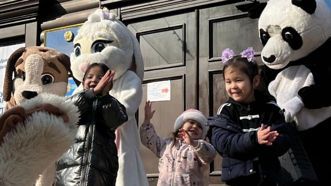 Семейная атмосфера на участках Алматы: для детей подготовили раскраски, аттракционы и кукольные представления