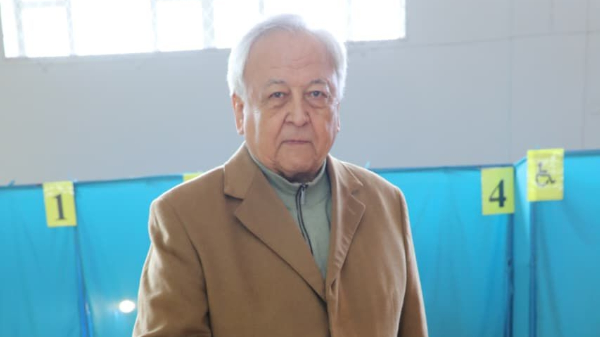 Председатель Союза писателей Казахстана Мереке Кулькенов также сделал свой выбор