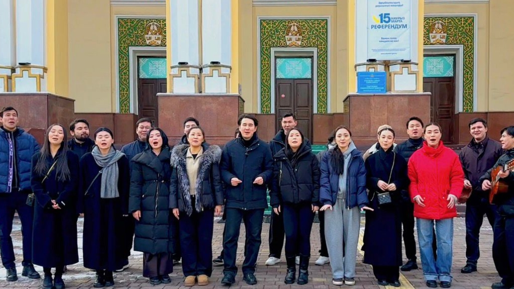 «Алматым махаббатым» прозвучала у участка для проведения референдума: молодежь устроила праздничный перформанс
