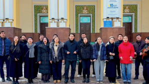 «Алматым махаббатым» прозвучала у участка для проведения референдума: молодежь устроила праздничный перформанс