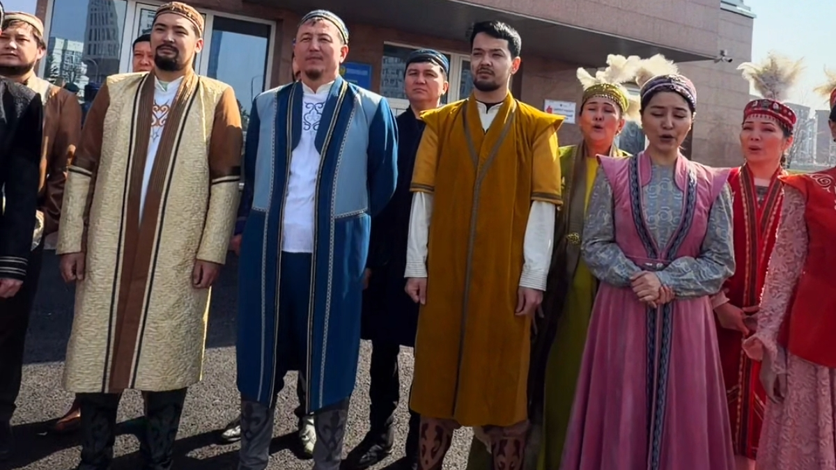 Произведение Абая «Көзімнің қарасы» исполнили перед участком референдума в Алматы