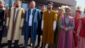 Произведение Абая «Көзімнің қарасы» исполнили перед участком референдума в Алматы