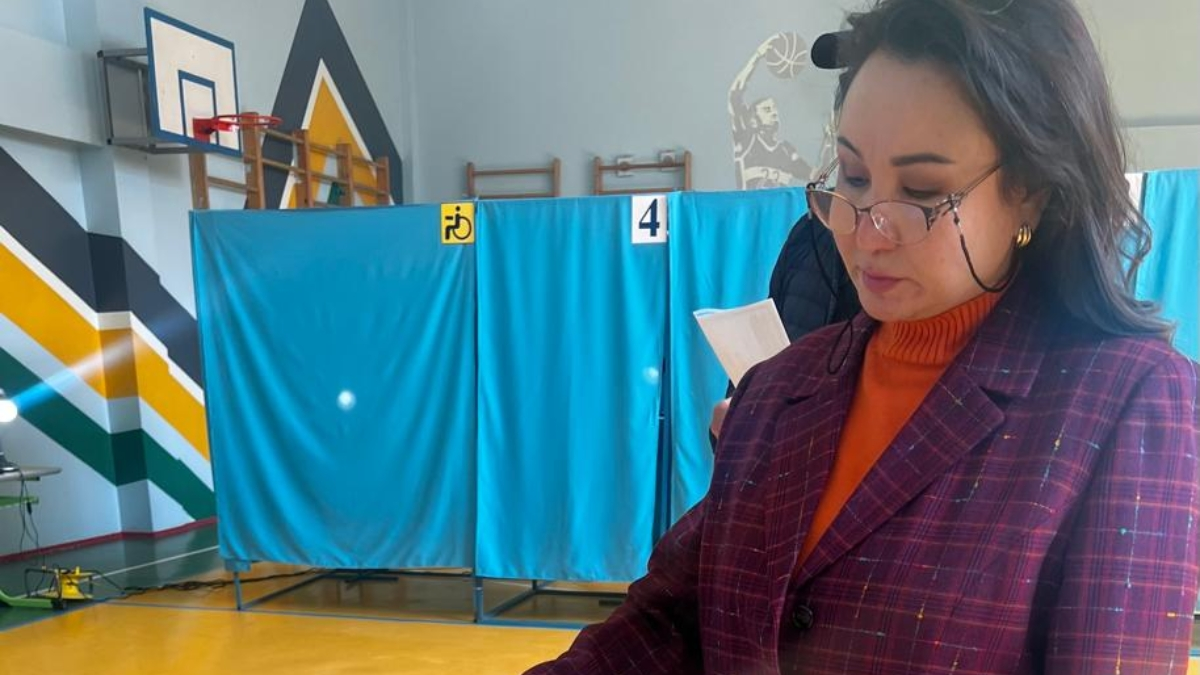 Певица и общественный деятель Алма Аманжолова проголосовала на референдуме в Алматы