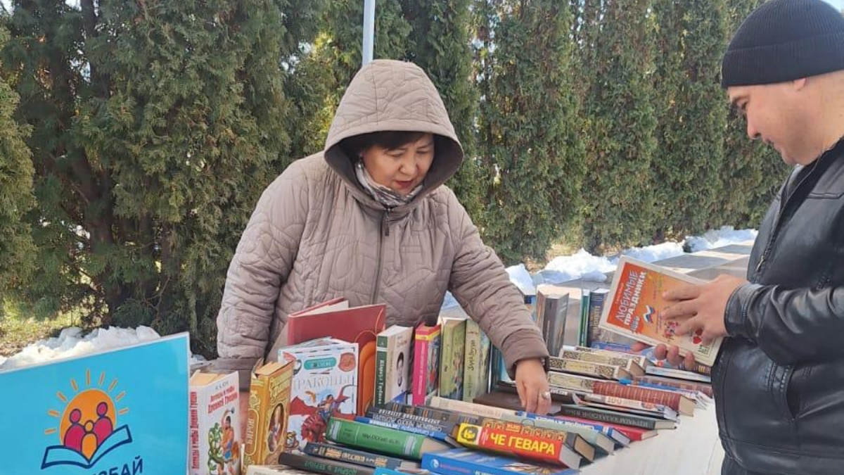 В Алматы в рамках референдума прошла акция буккроссинга