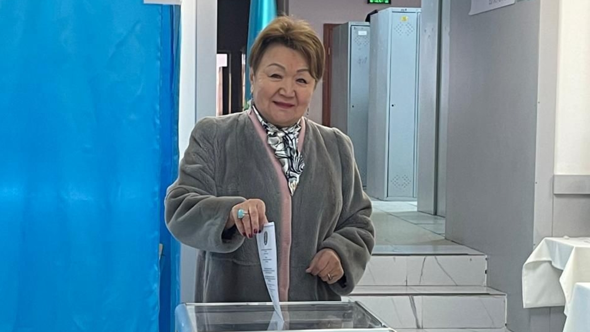 Ветеран Медеуского района Алматы приняла участие в референдуме