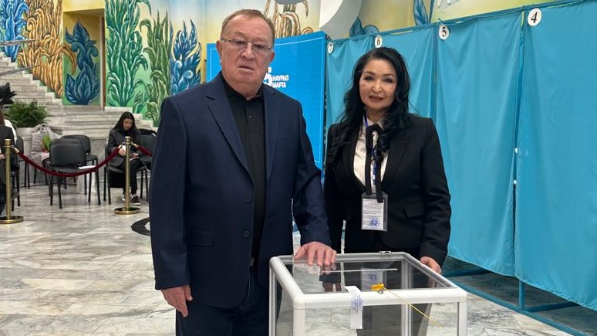 Звёзды сделали выбор: известные алматинцы проголосовали на референдуме