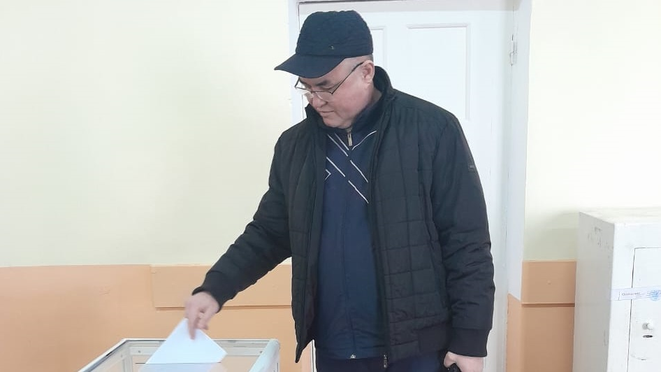 С поезда – на участок: алматинец успел «в последний вагон» на референдум