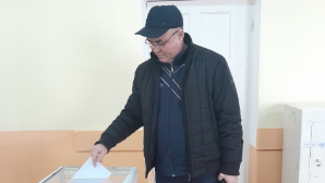 С поезда – на участок: алматинец успел «в последний вагон» на референдум