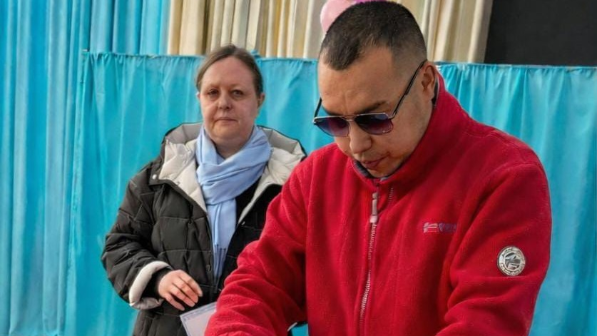 Последний голос дня: алматинец успел на участок в последние минуты