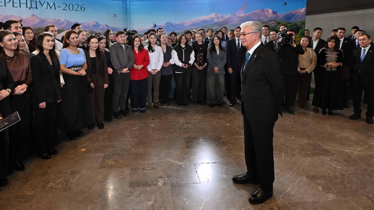 Глава государства побеседовал с молодежью, принимавшей активное участие в референдуме 