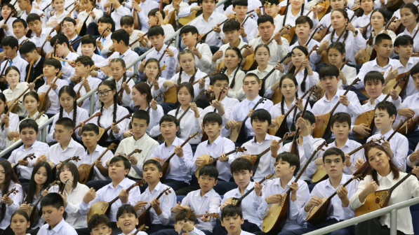 Музыка степи в мегаполисе: грандиозный флешмоб 11 500 домбристов в Алматы