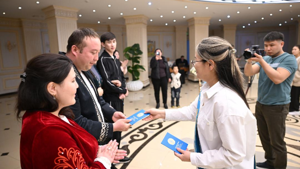 «Шаңырақ күні»: в Талдыкоргане одновременно четыре пары торжественно вступили в брак