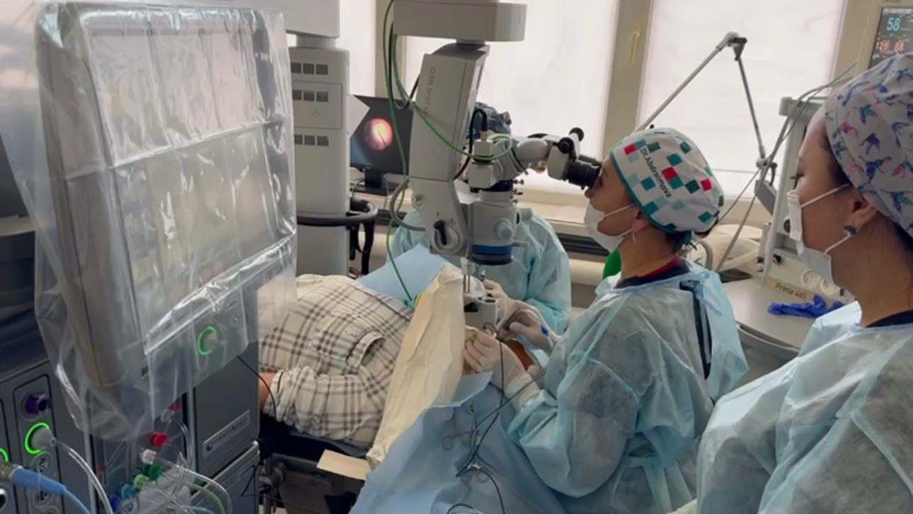 Сложная операция на глаз: алматинские врачи совершили почти невозможное
