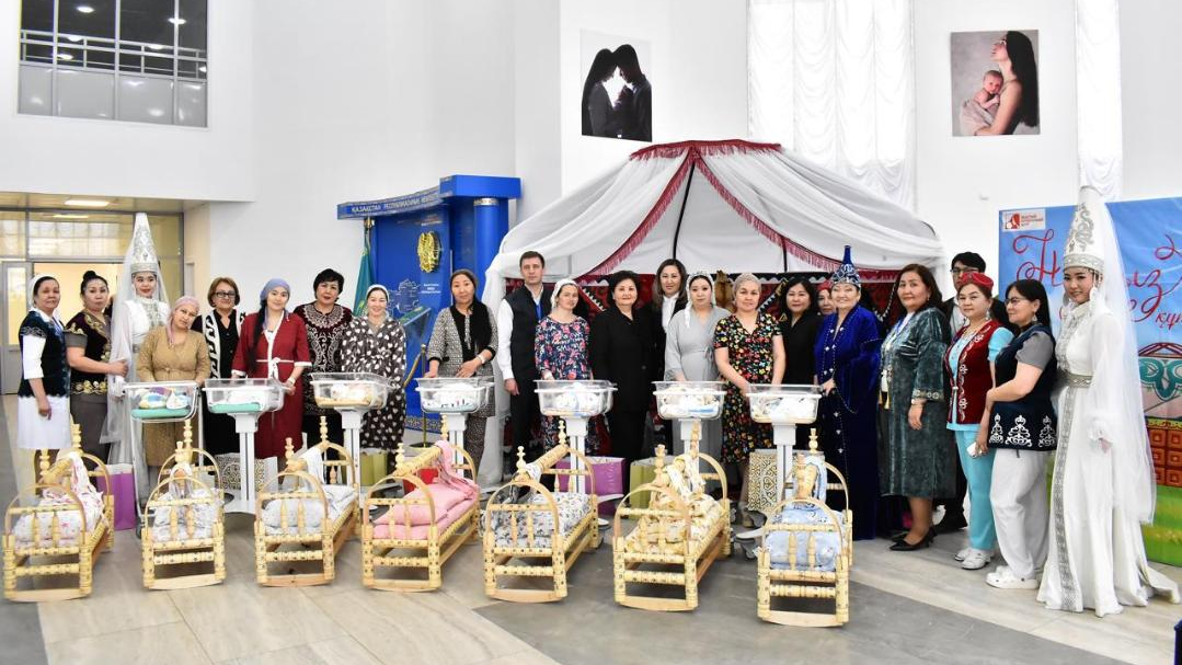 «День Шанырака»: матерям новорожденных детей в роддоме подарили колыбели и подарки