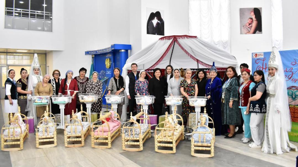 «День Шанырака»: матерям новорожденных детей в роддоме подарили колыбели и подарки