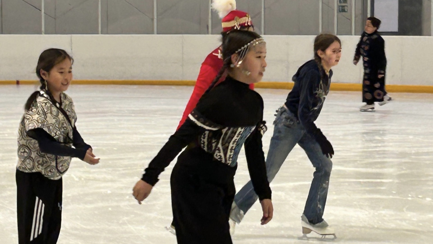 На льду в традициях: Алматы отмечает  Наурыз массовыми катаниями в национальных костюмах