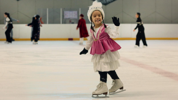 Наурыз на коньках: алматинцы вышли на лед в национальных образах