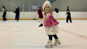 Наурыз на коньках: алматинцы вышли на лед в национальных образах
