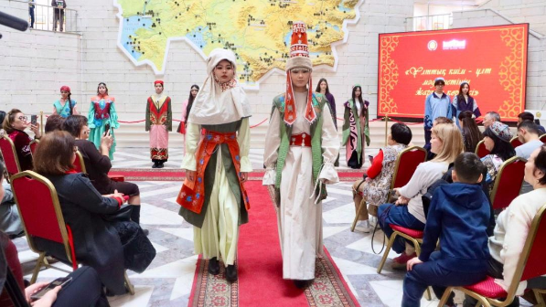 В Национальном центральном музее открылась выставка национальной одежды