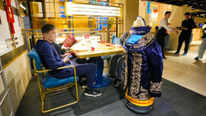 В Астане робот встречал гостей в чапане