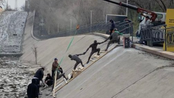 На русле реки Үлкен Алматы установили интерактивный арт-объект