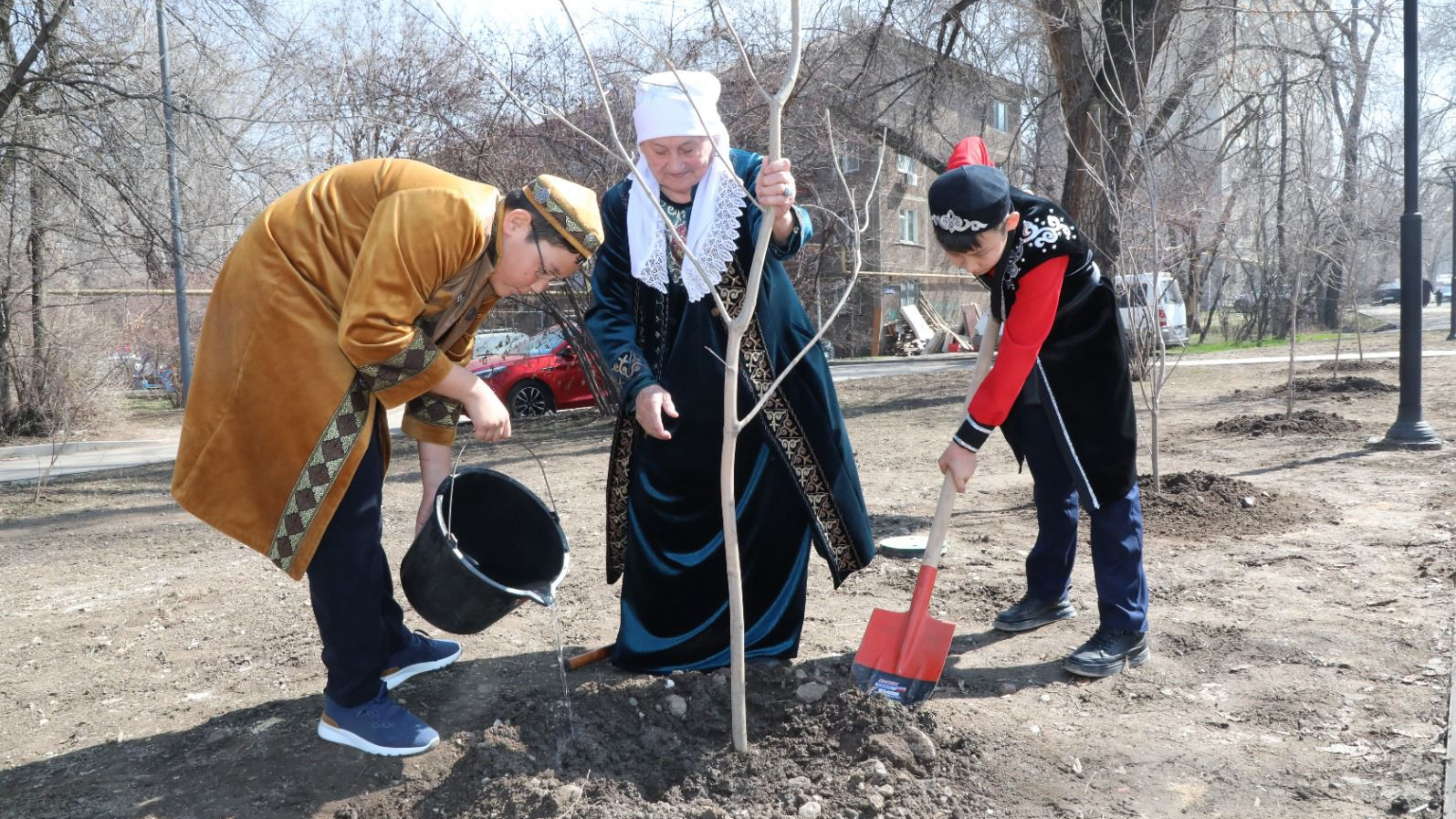 В Алматы в Жаңару күні высадили более 400 деревьев