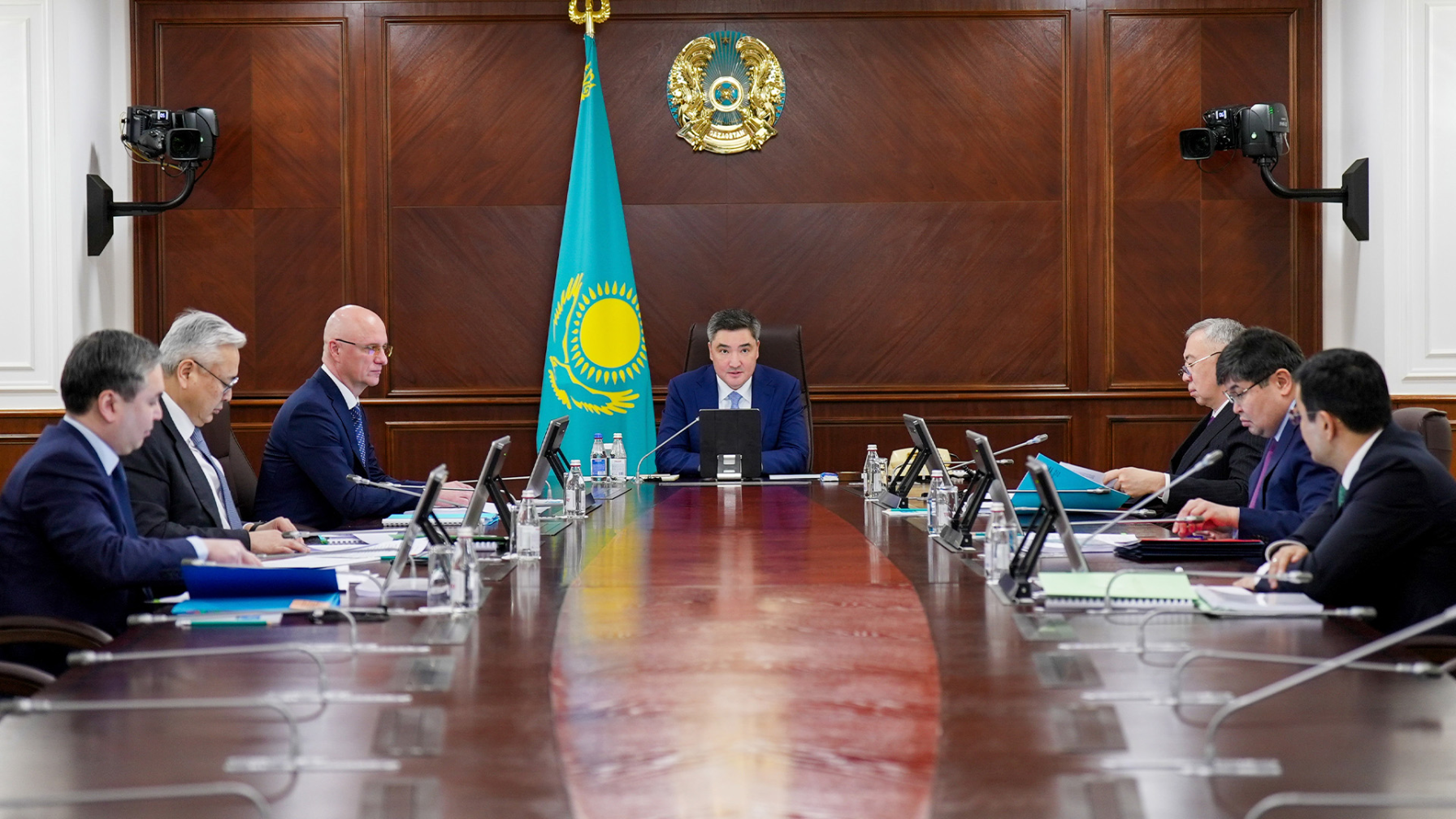 Олжас Бектенов провел заседание Совета директоров холдинга «Байтерек»: объем поддержки экономики в 2025 году вырос вдвое