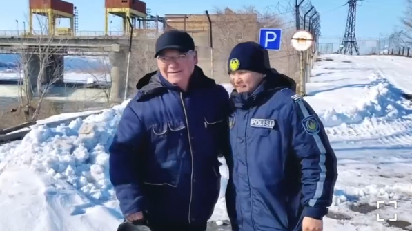 Полицейские спасли рыбаков, провалившихся под лед в Костанайской области